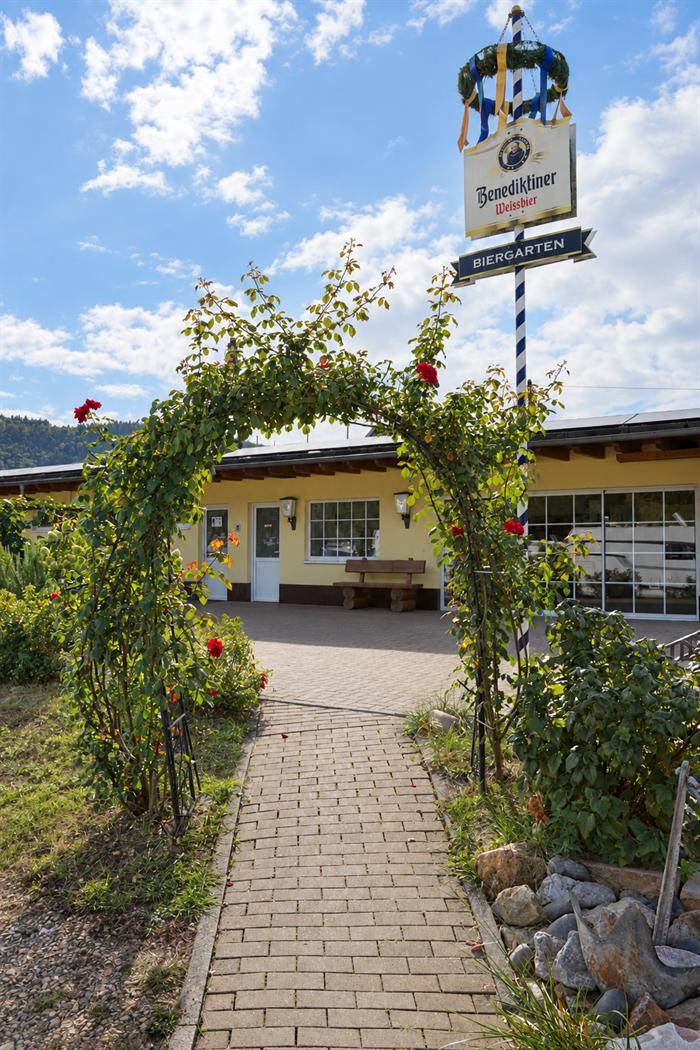 Rosenbogen vor dem Hauptgebäude des Campingplatzes